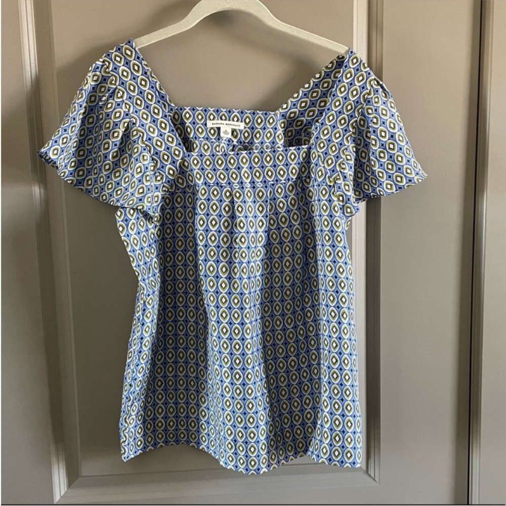 Banana Republic silk top. 100% silk. Only worn a few times.